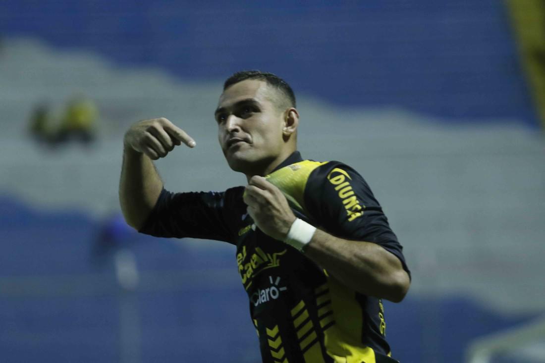 Héctor Vargas y el 11 titular con el que se estrenaría dirigiendo al Real España ante Olimpia