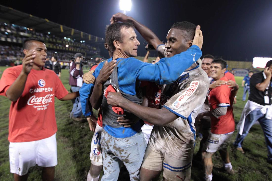 Han pasado ya 10 años: ¿Qué jugadores disputaron la ­última final entre Olimpia y Real España?