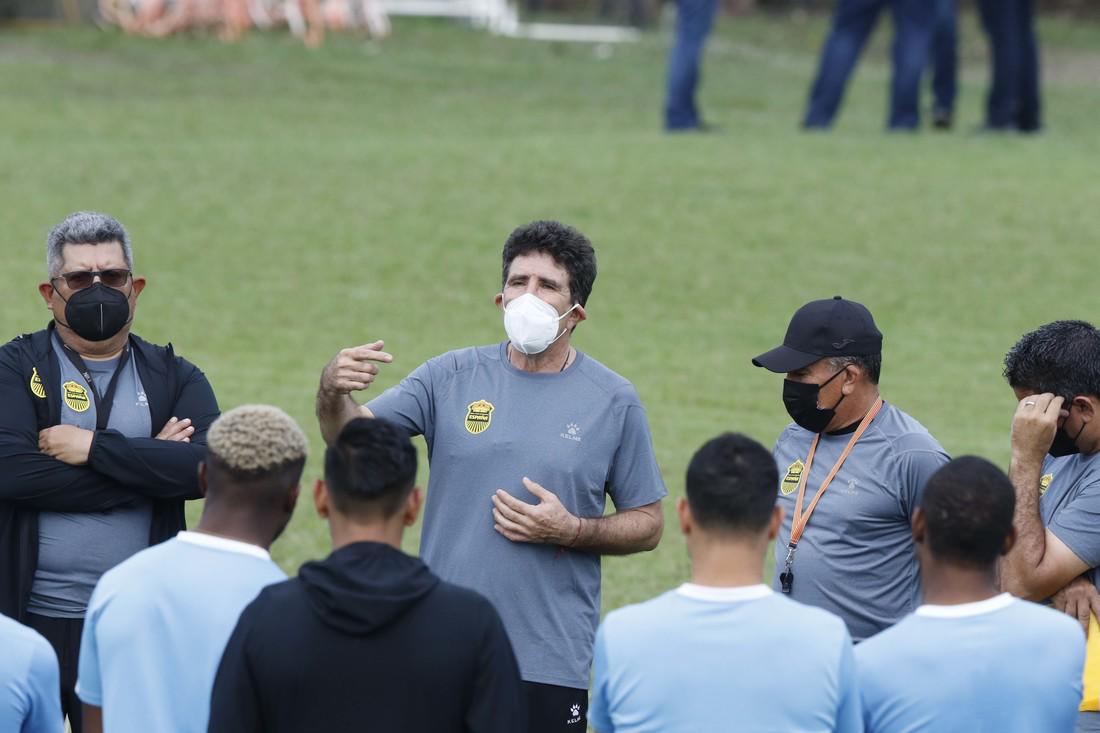 Héctor Vargas y el 11 titular con el que se estrenaría dirigiendo al Real España ante Olimpia