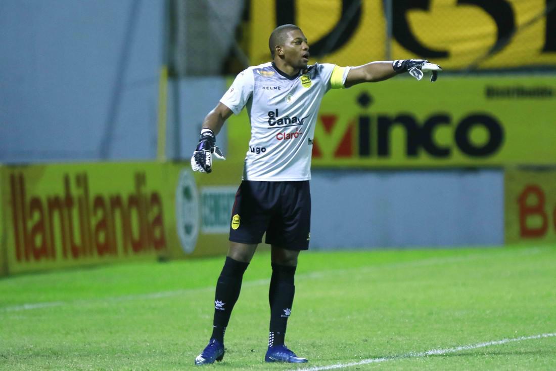 Héctor Vargas y el 11 titular con el que se estrenaría dirigiendo al Real España ante Olimpia