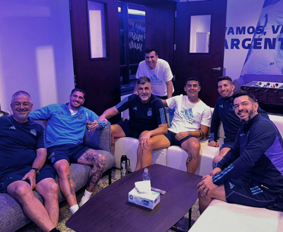 Besos y mucho amor tras sufrida clasificación: jugadores de la selección argentina recibieron a sus esposas en la concentración