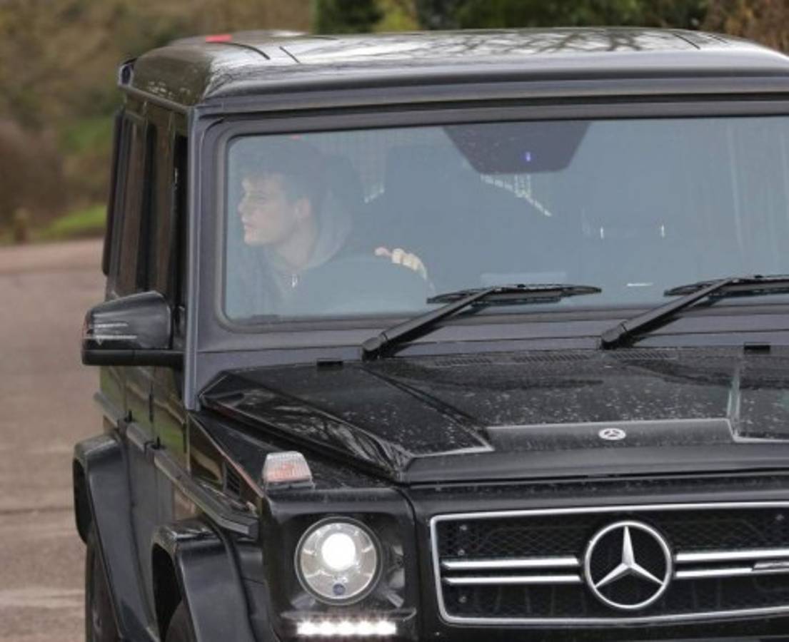 Los espectaculares autos en que llegan las estrellas del Arsenal a los entrenamientos