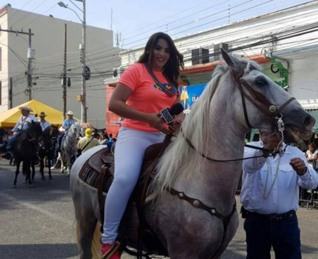 ¡BELLEZA! La campanita se roba el show en el carnaval de La Ceiba