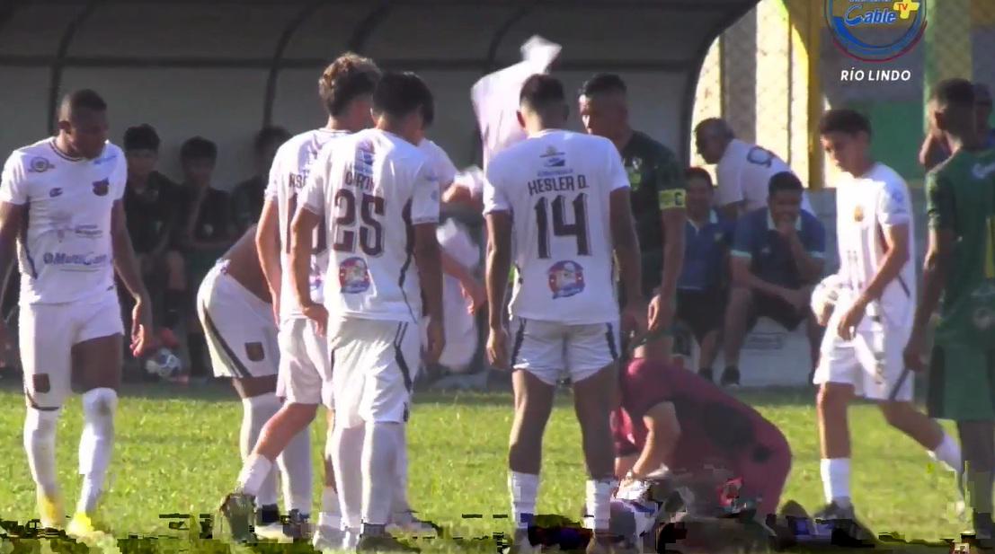 Imágenes sensibles en el ascenso: Futbolista quedó noqueado y tuvo que ser trasladado en camioneta