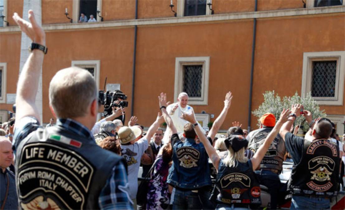 El Papa Francisco bendice motos Harley Davidson y sus pilotos