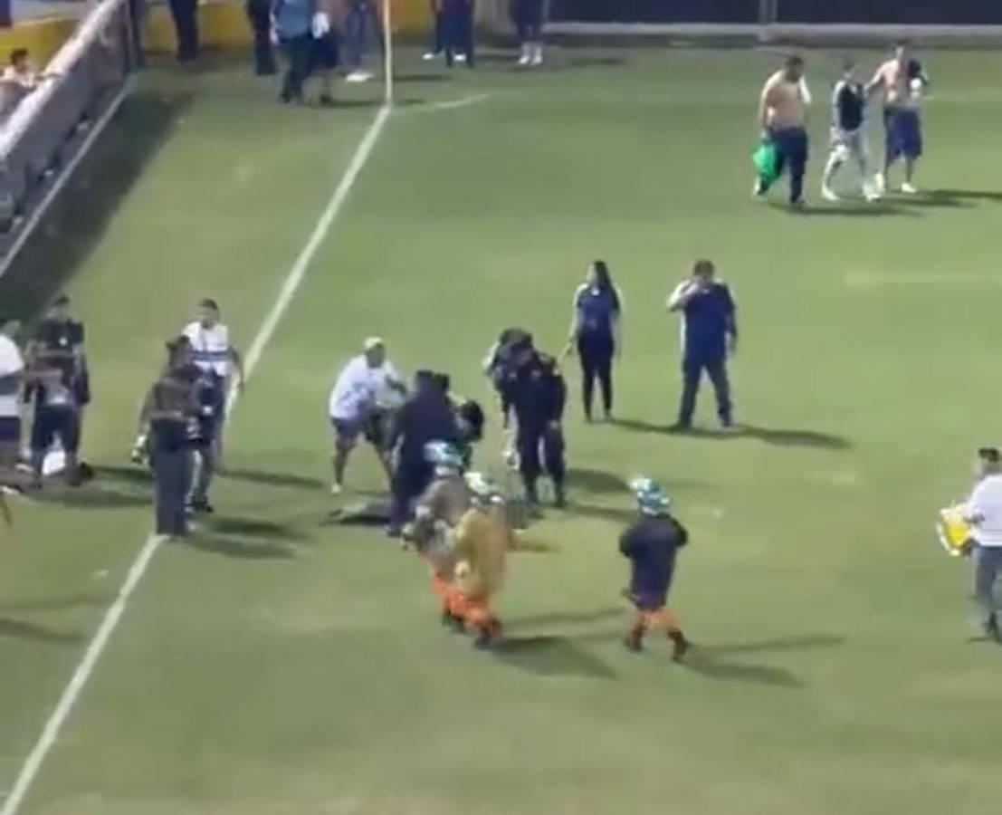 Desgracia en El Salvador: Las desgarradoras imágenes de la estampida de aficionados que dejó varios muertos en el Estadio Cuscatlán