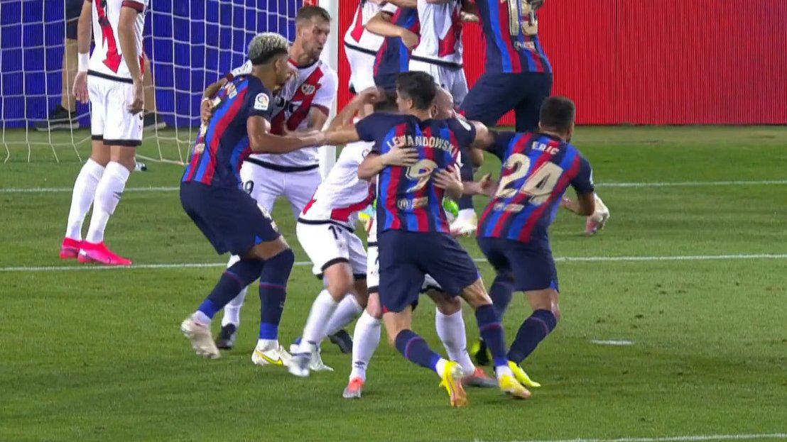 El gesto de Lewandowski tras terminar el partido y codazo de Busquets a Falcao; así fue el penal que pidió todo el Barcelona