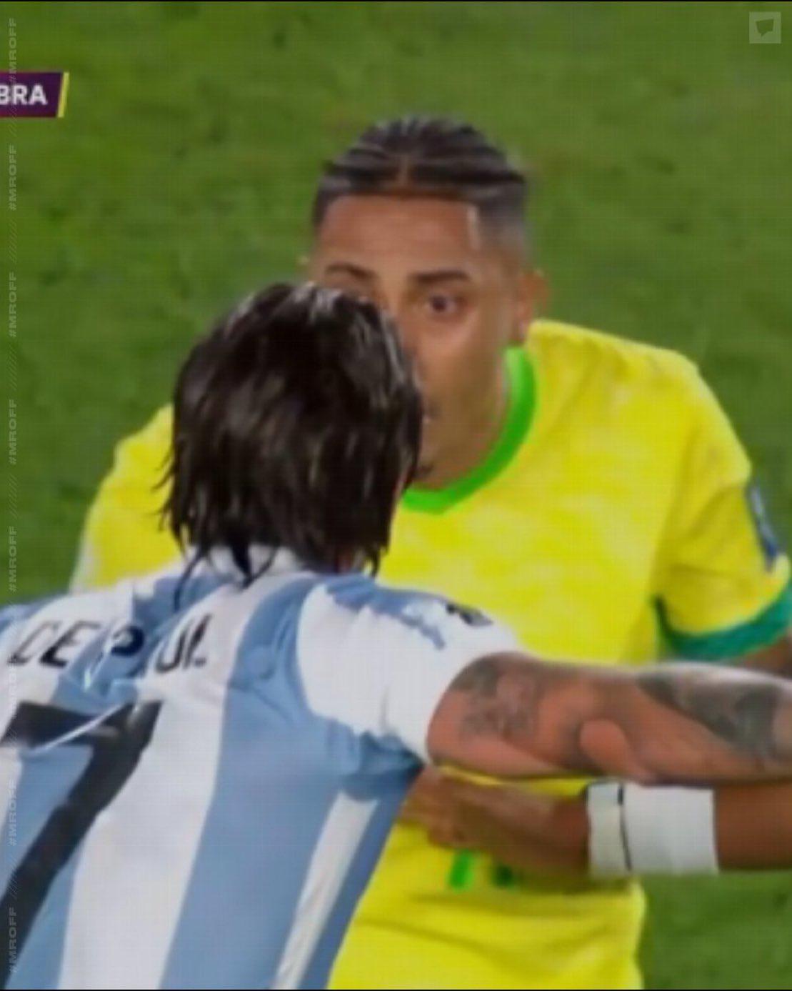 Raphinha y De Paul tuvieron un cruce durante el partido.