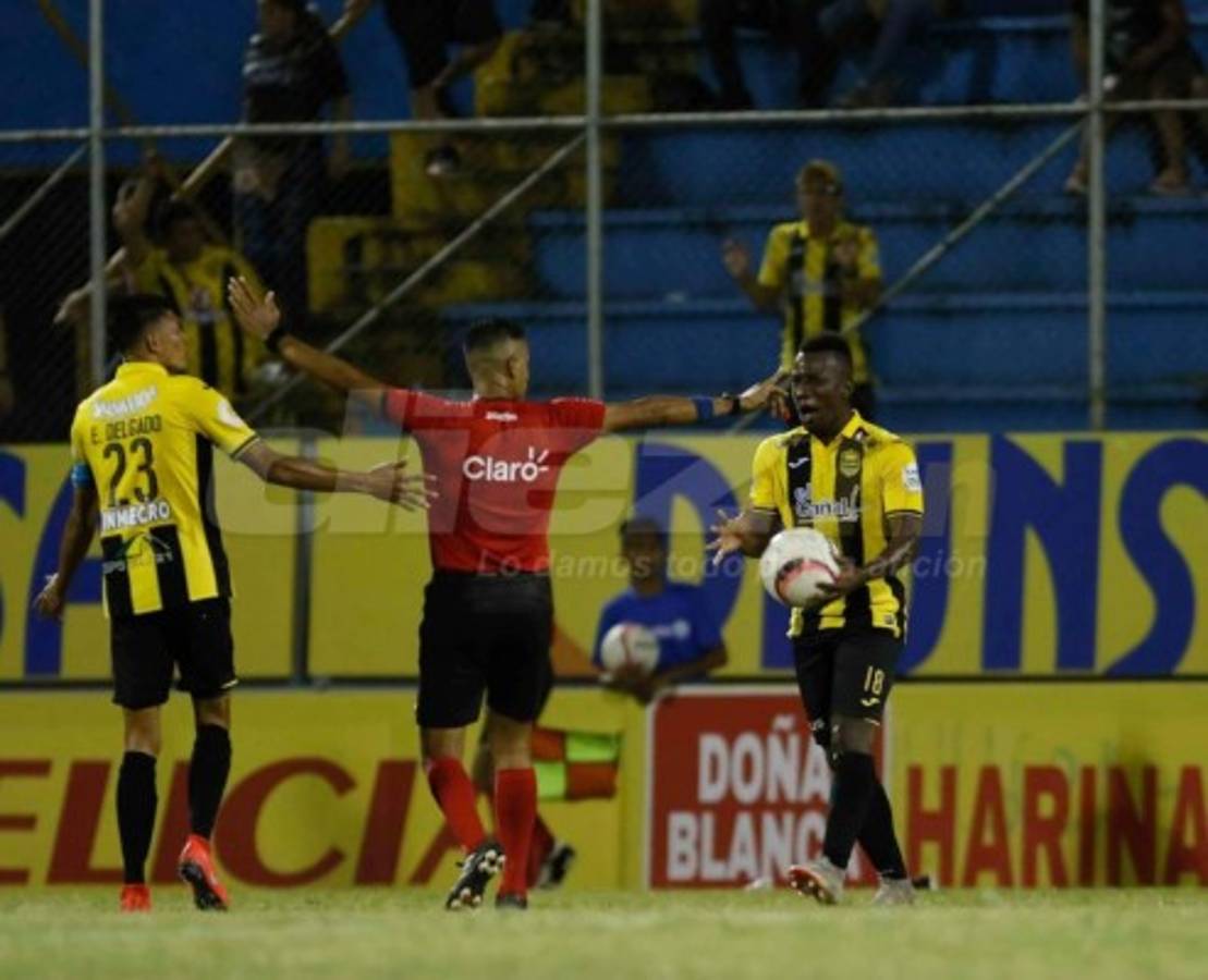 En fotos: La euforia de Wilmer Cruz y la barra del Real España estalla de furia