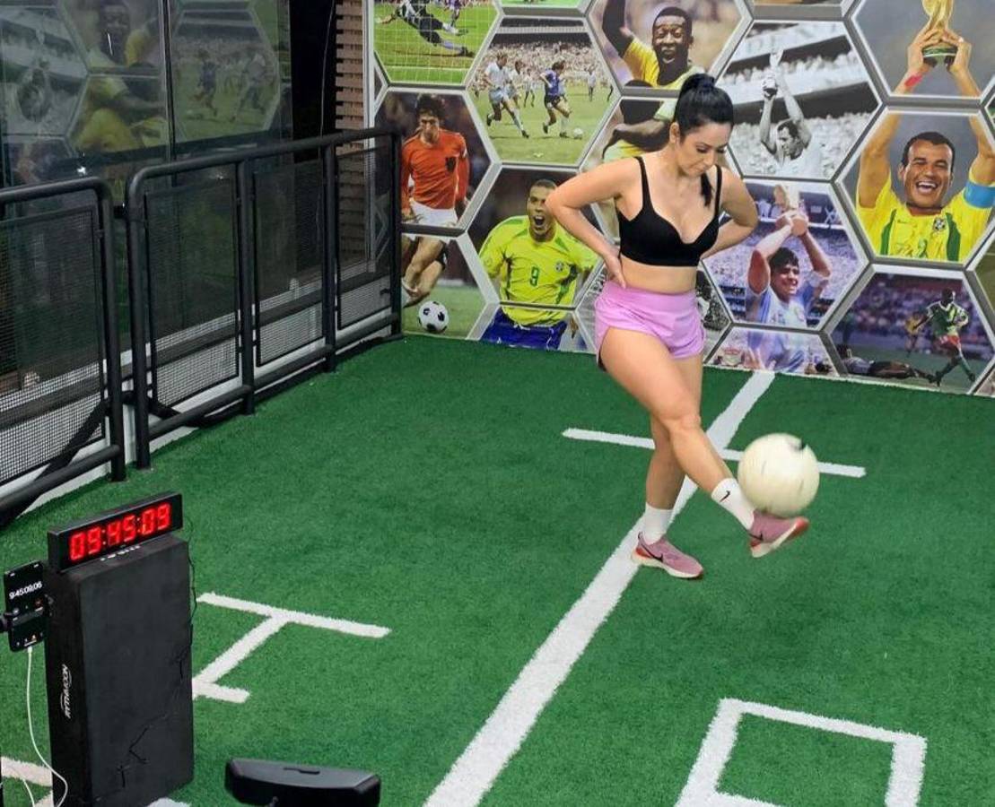 La preciosa brasileña que rompió el récord mundial de dominadas: ¡más de 62 mil toques!