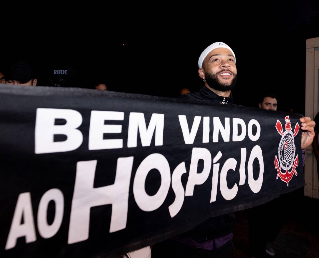 Llegó en helicóptero, su dorsal y locura de los hinchas: Así fue la presentación de Memphis Depay con el Corinthians de Brasil