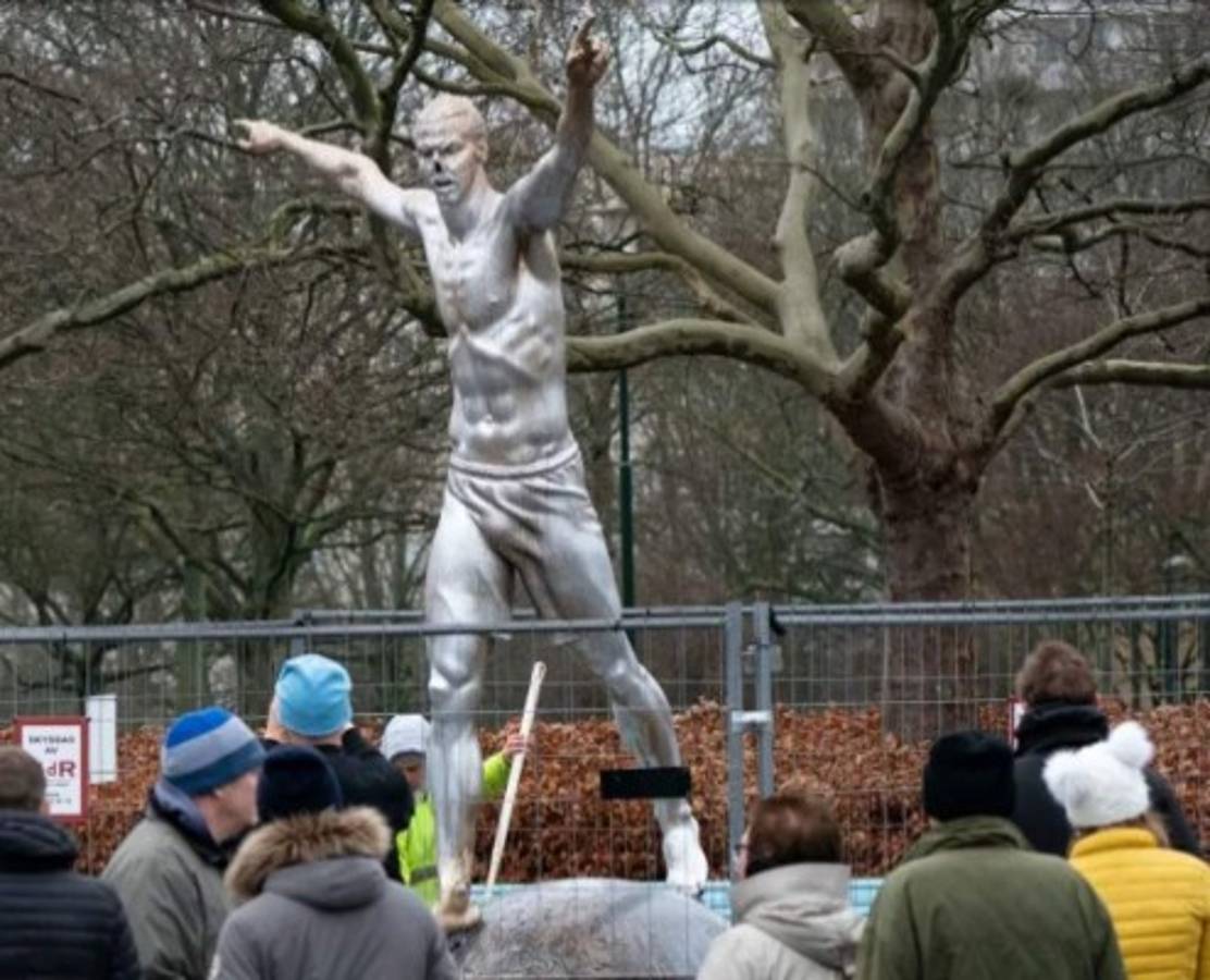 No paran: La estatua de Ibrahimovic sufre nuevo vandalismo y esta vez le cortan la nariz   
