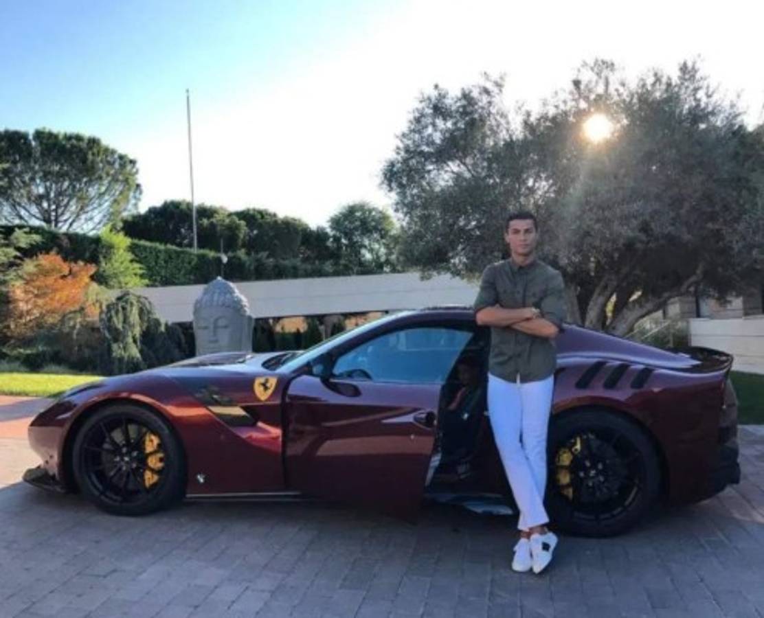 La impresionante colección de autos de CR7 y su nuevo capricho ¡un Bugatti de 8 millones de dólares!