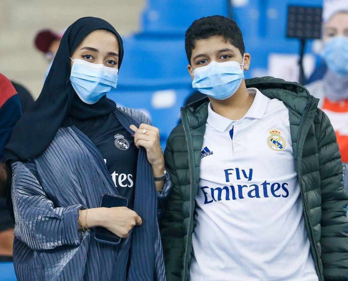 Así llegaron las mujeres al estadio para ver el Barcelona-Real Madrid y el gesto de Laporta con Xavi tras perder el Clásico