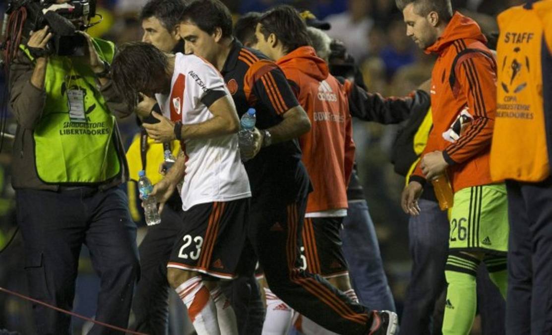 Aficionados de Boca Juniors lanzan gas pimienta a jugadores de River Plate