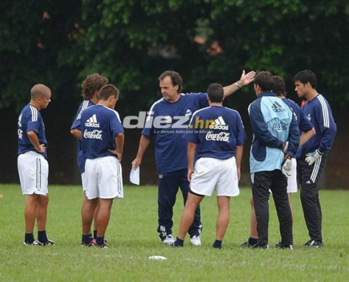 Las fotos que seguramente no habías visto de la visita de Marcelo Bielsa a Honduras en 2003