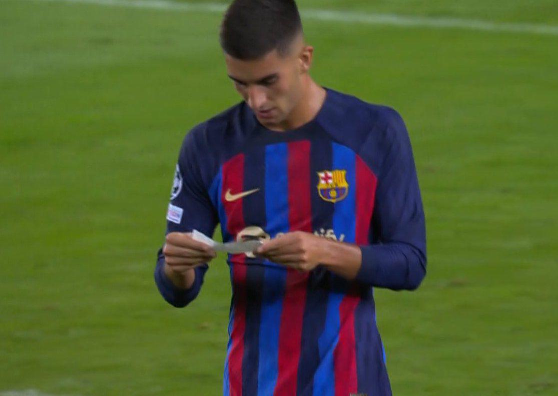 El papelito que recibió Ferran en pleno partido y así fue captada la esposa de Lewandowski en la goleada del Barça en Champions League