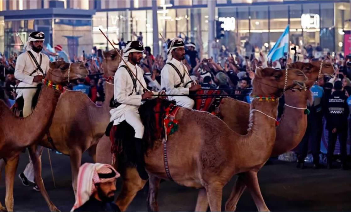 Camellos, alcohol y jeques: La exuberante caravana de la selección de Argentina en las calles de Doha