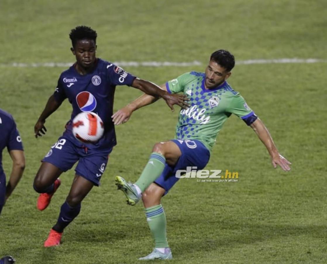 Jonathan Núñez en la disputa del esférico. Foto Neptalí Romero