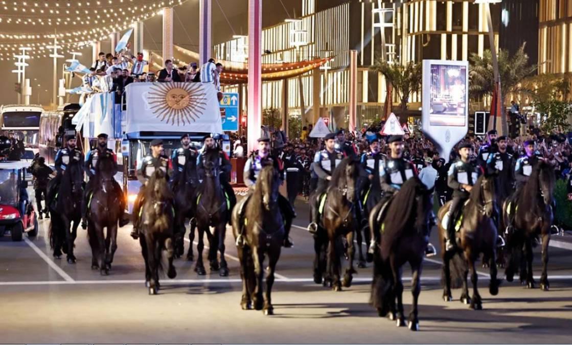 Camellos, alcohol y jeques: La exuberante caravana de la selección de Argentina en las calles de Doha