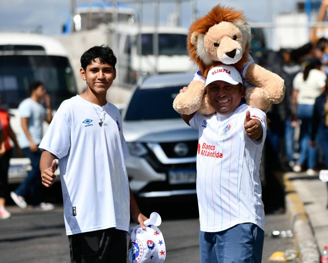 Espectacular llegada de la Ultra Fiel, la chica de Olimpia que fue la sensación y llenazo en el Chelato Uclés para la final