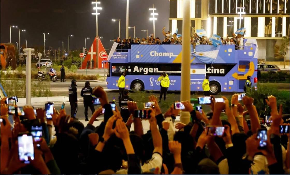 Camellos, alcohol y jeques: La exuberante caravana de la selección de Argentina en las calles de Doha