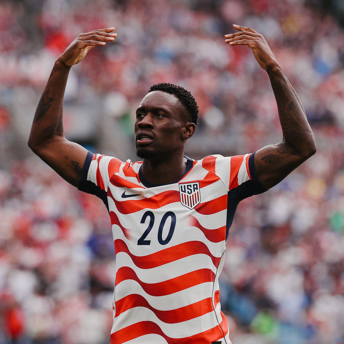 La increíble historia del goleador que nació en USA por decisión de una aerolínea