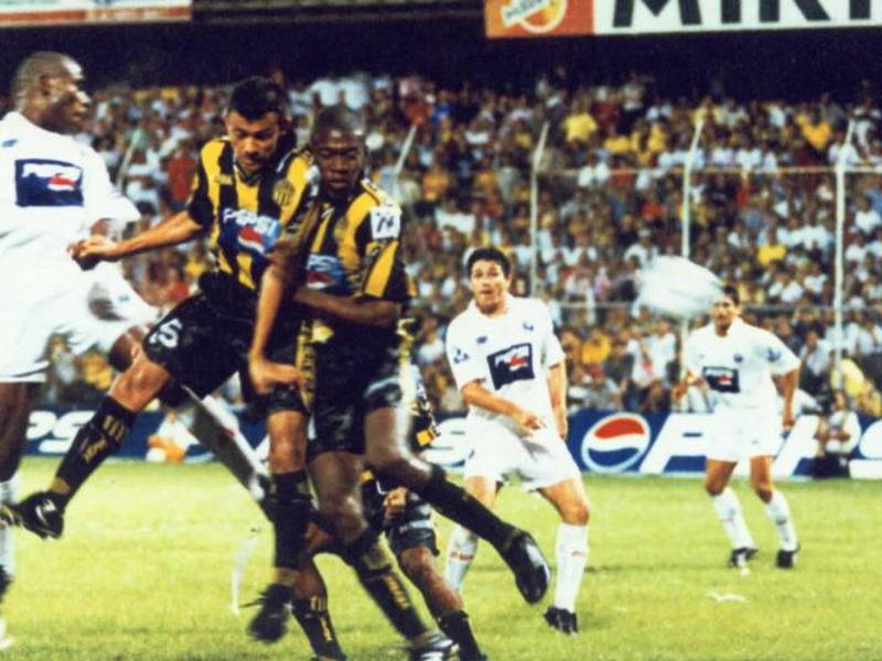 Gutiérrez defendiendo la camiseta del Real España en un clásico contra Olimpia.