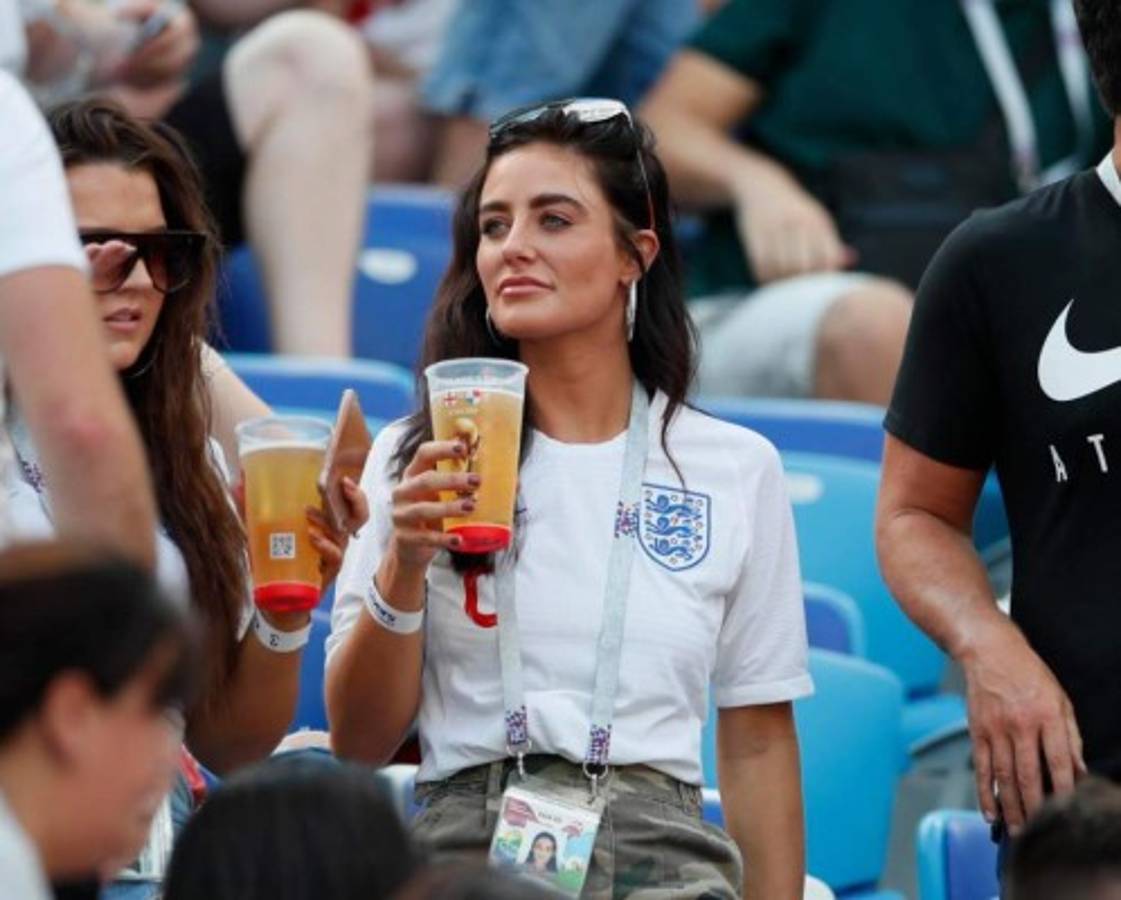 Las espectaculares novias y esposas de los cracks de Inglaterra que se robaron el show en el estadio
