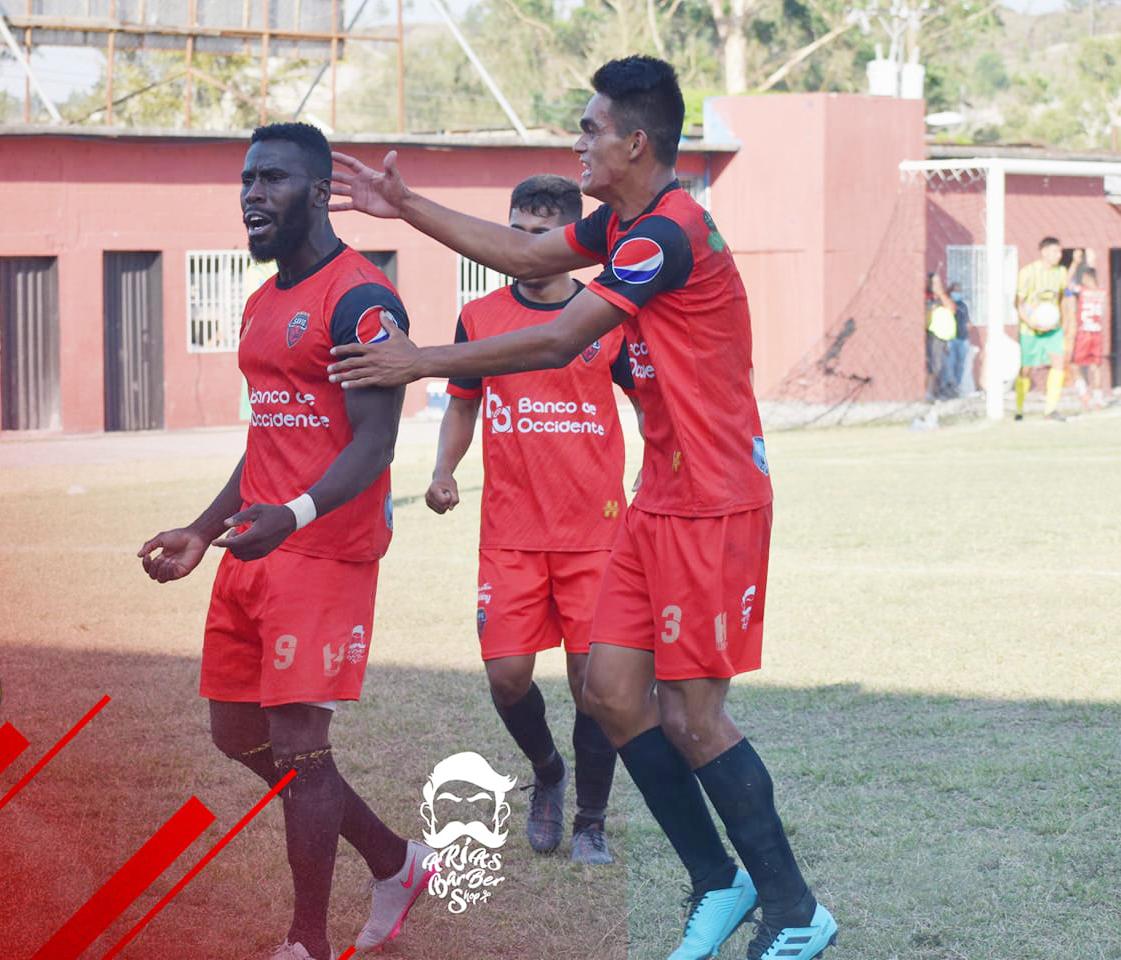 Roberto Riascos sigue anotando goles en la segunda división con el Deportes Savio.