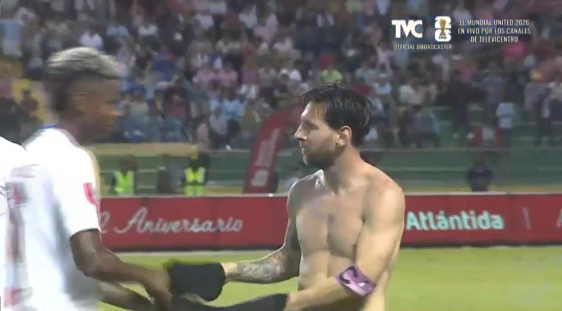 Messi anotó e hizo magia en el Olímpico: el gran gesto del argentino y los jugadores del Olimpia que ‘insistieron’ por su camisa