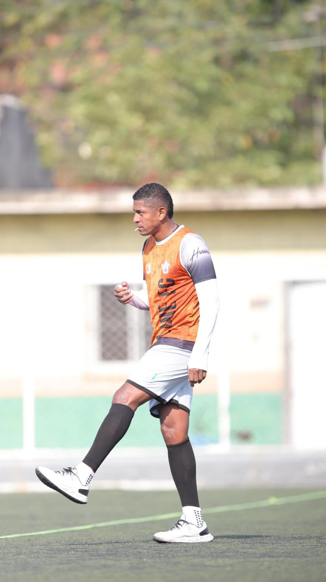 FOTOS: Carlo Costly se rehusa al retiro y así vive sus días como futbolista de Lone FC a sus 41 años de edad