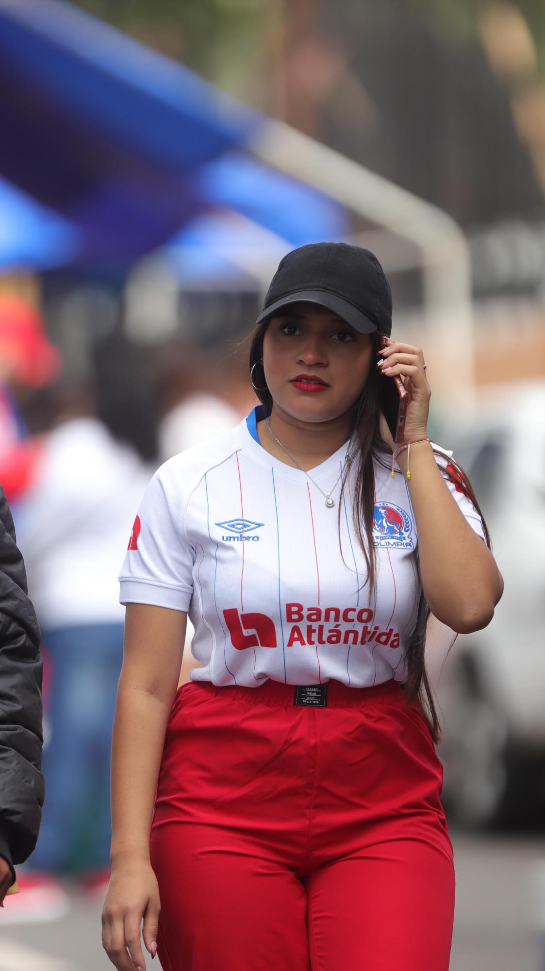 Derroche de belleza en la final: aficionadas, edecanes y presentadores disfrutan del Olimpia vs Motagua
