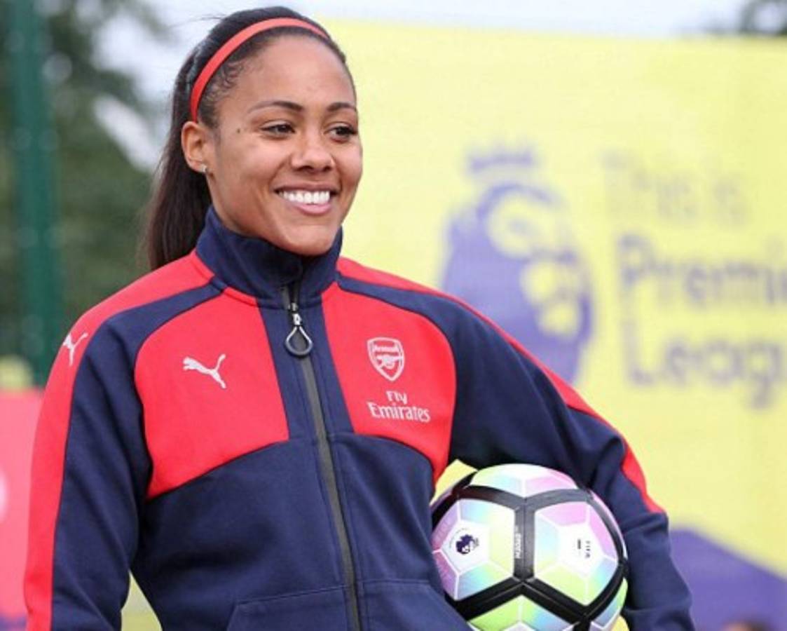 La guapa morena y exjugadora del Arsenal que se perdió en el alcohol tras anunciar su retiro