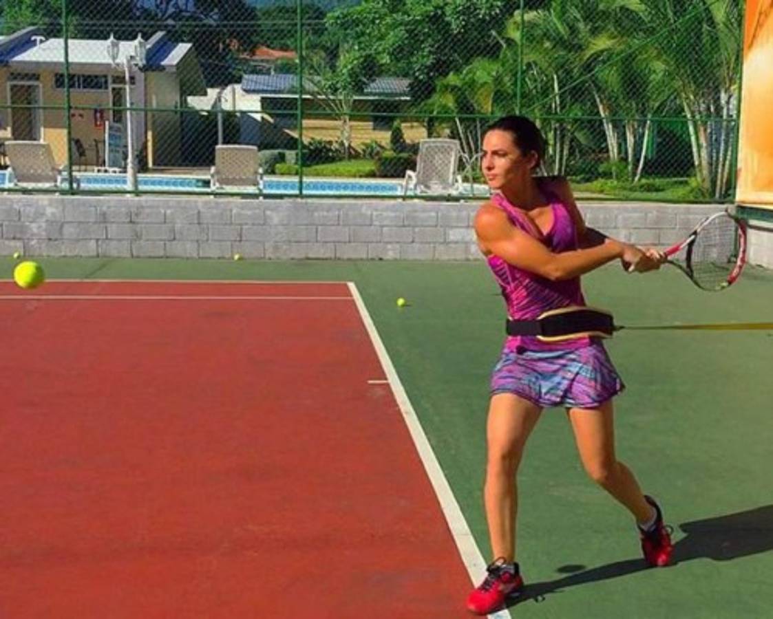 Narella Simondini, la bella tenista argentina que reside en Honduras