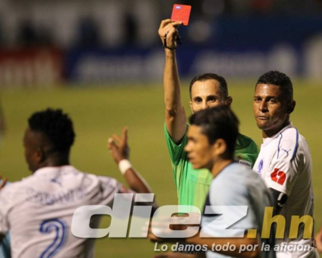 NO VISTE EN TV: El festejo del Olimpia y la bengala en el césped  