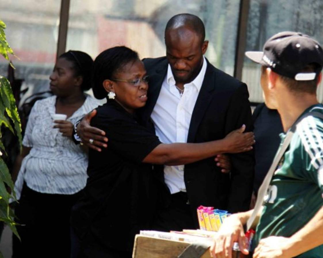 Así fue el sufrimiento de David Suazo y su familia en el último adiós a su padre