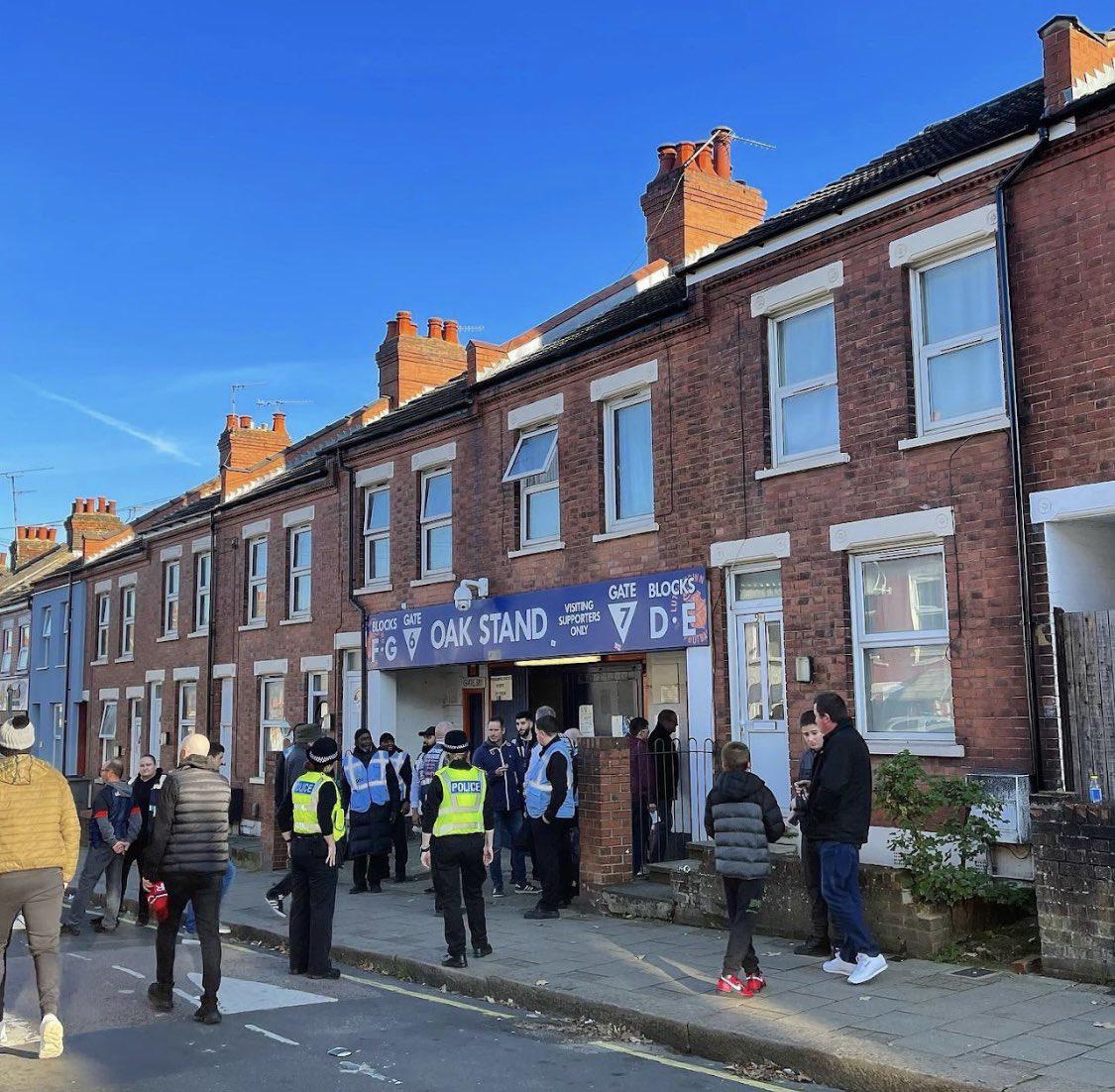 Ingresan por los jardines: Así es el estadio del Luton Town, el nuevo equipo la Premier League ¿Cuánta capacidad tiene?