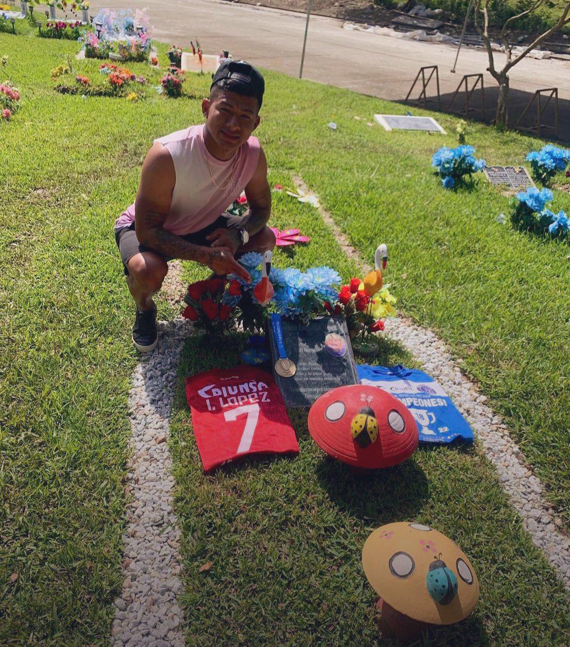 El emotivo gesto del “Chino” López tras ser campeón con Motagua: visita la tumba de su padre y cumple su promesa