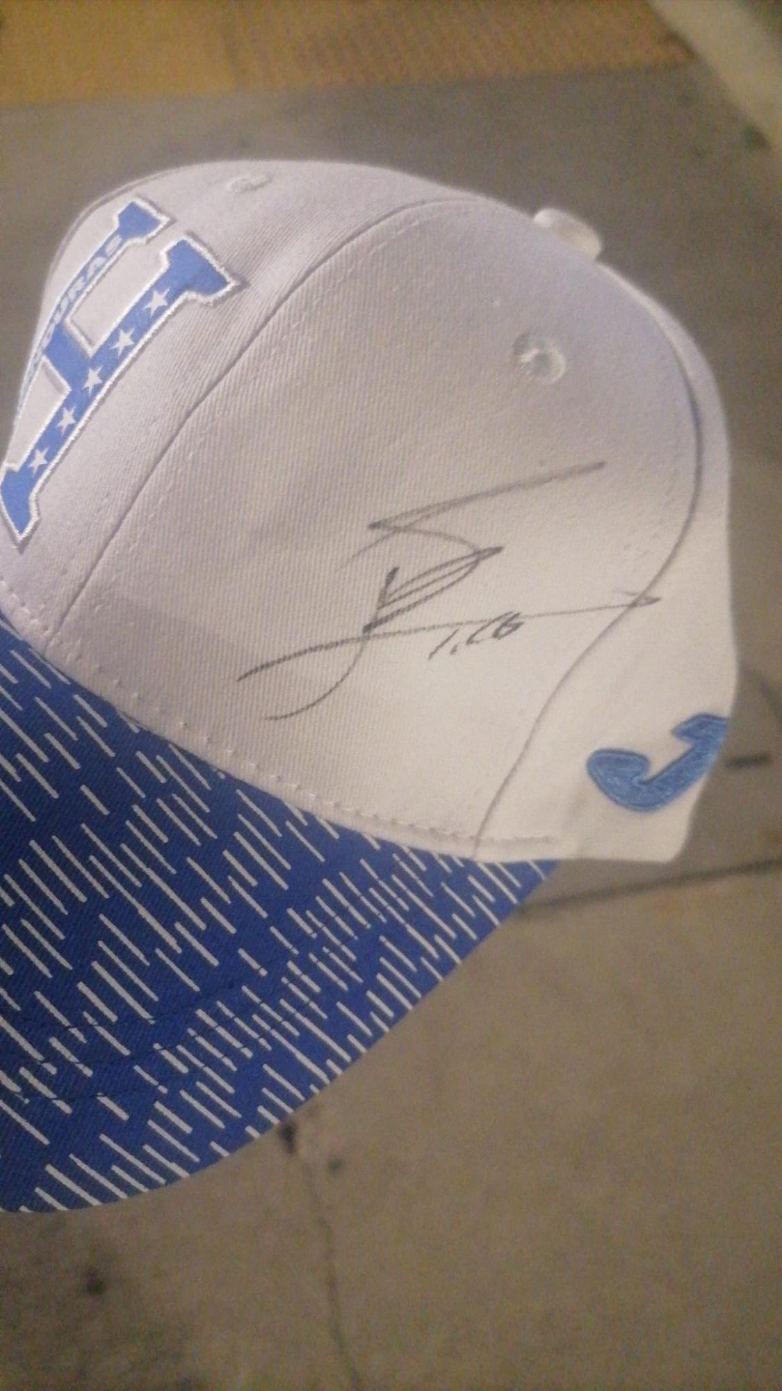 La firma de Lionel Messi en la gorra del ex futbolista Mario Rubí.