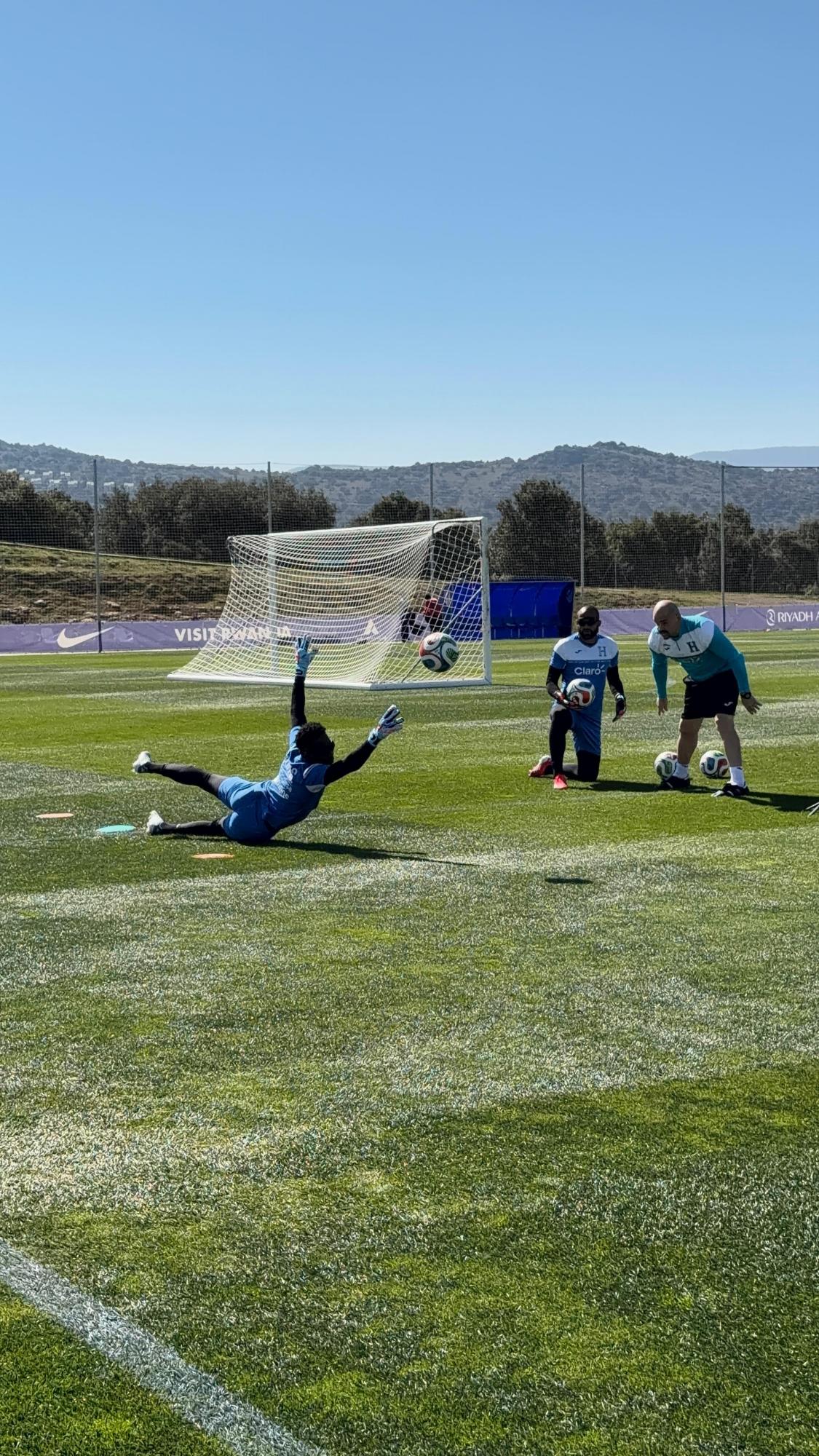 La última gran novedad, el que dirigió la oración y las gafas en el segundo día de Honduras en España