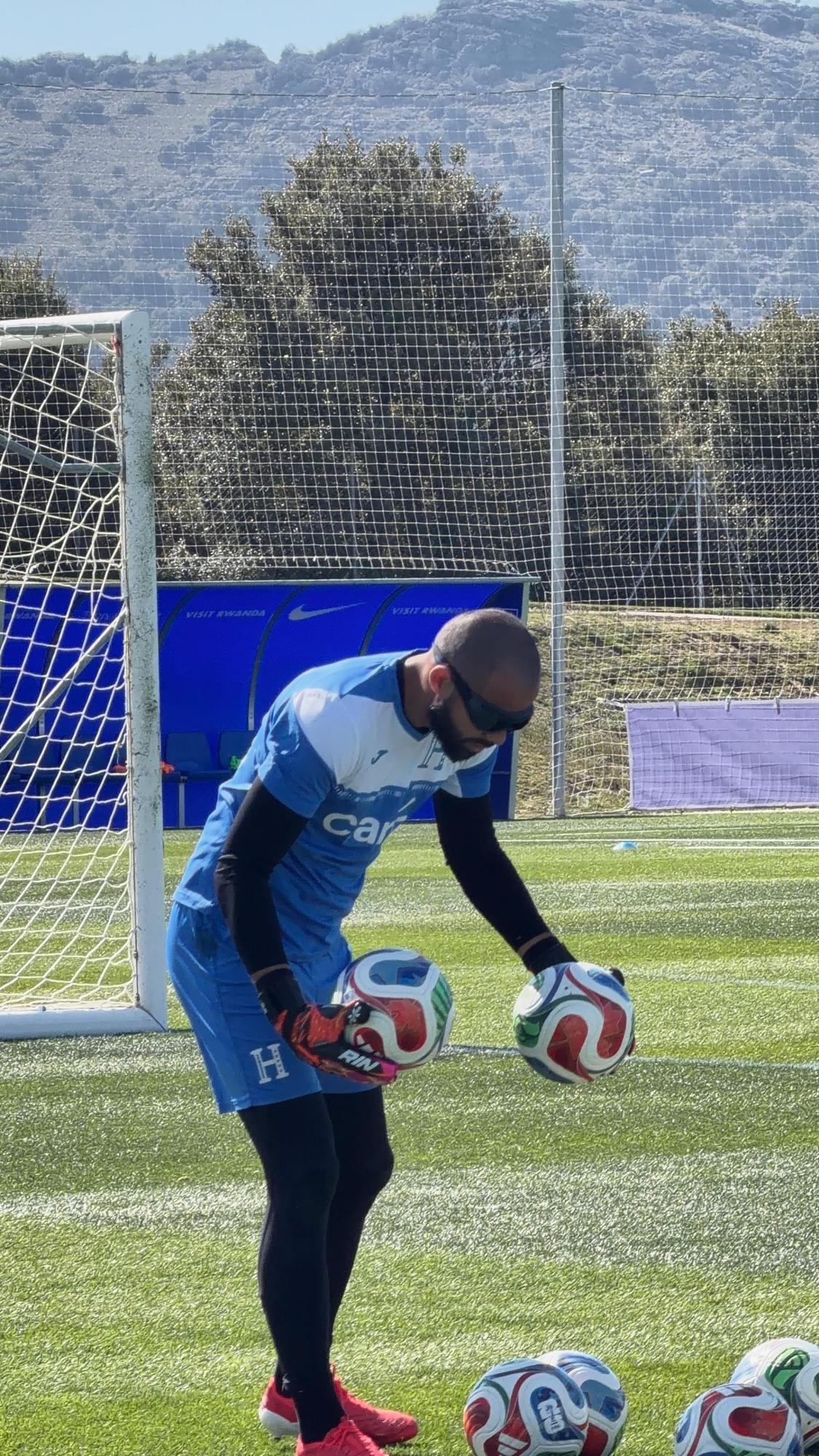 La última gran novedad, el que dirigió la oración y las gafas en el segundo día de Honduras en España