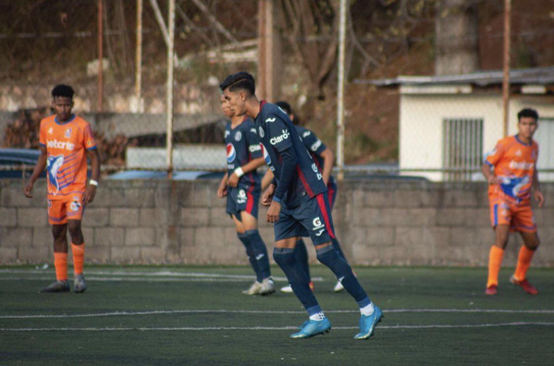 FICHAJES: Tres panameños mueven el mercado, Olimpia con dos salidas, legionario regresa y anuncian dos altas