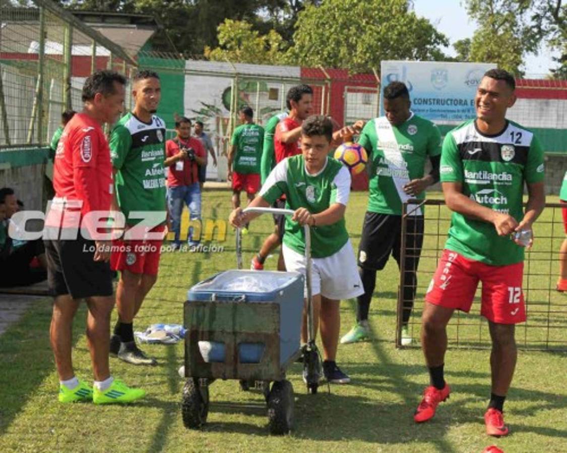 Bromas, en moto y pasillo en el entreno del Marathón previo a la Gran Final