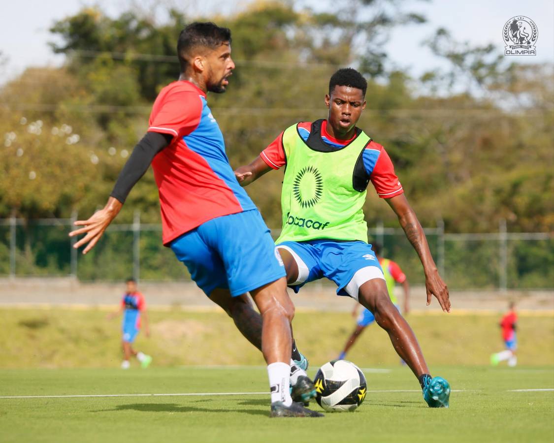 El nuevo 11 que está armando el Olimpia de Eduardo Espinel con los fichajes para recuperar el trono en la Liga Nacional