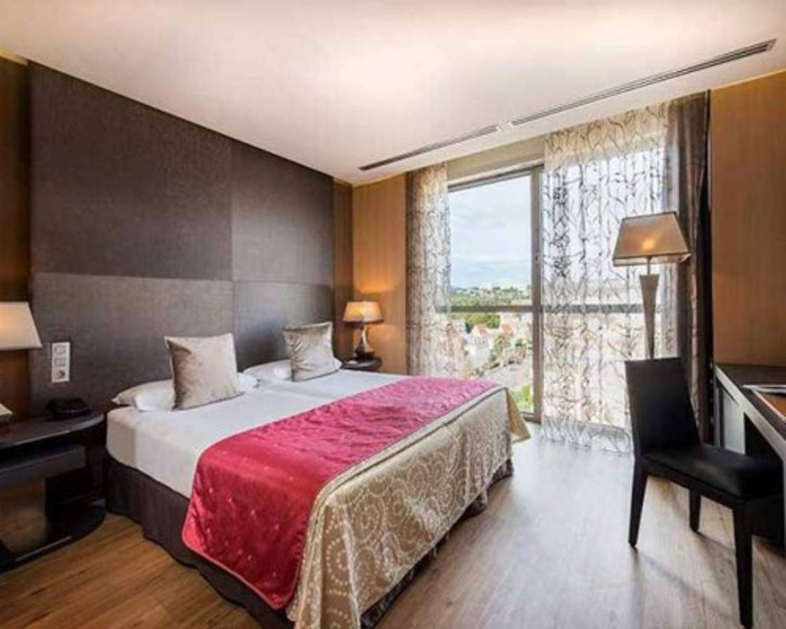 Por dentro y por fuera: así es el hotel de Messi que será demolido ¡le costó 30 millones de euros!