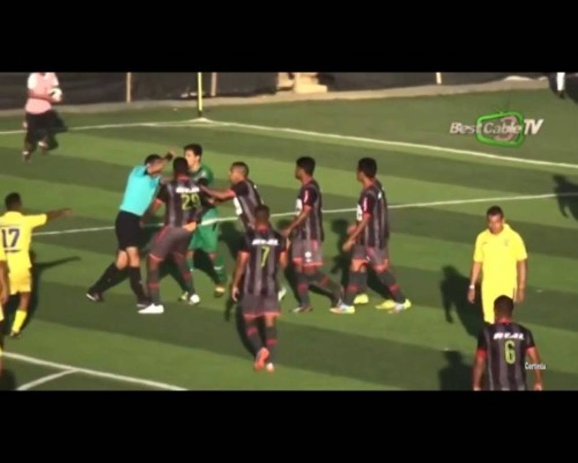 Brutal puñetazo de un futbolista a un árbitro en Perú