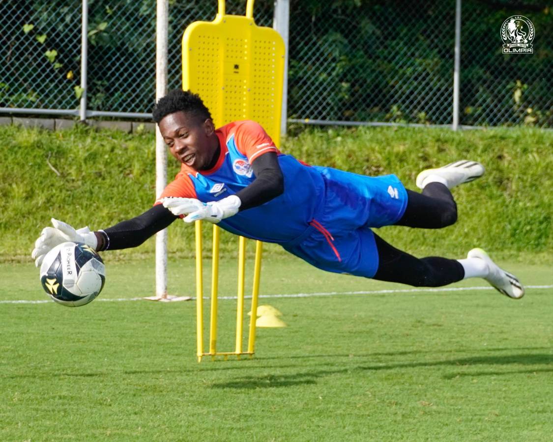 El nuevo 11 que está armando el Olimpia de Eduardo Espinel con los fichajes para recuperar el trono en la Liga Nacional