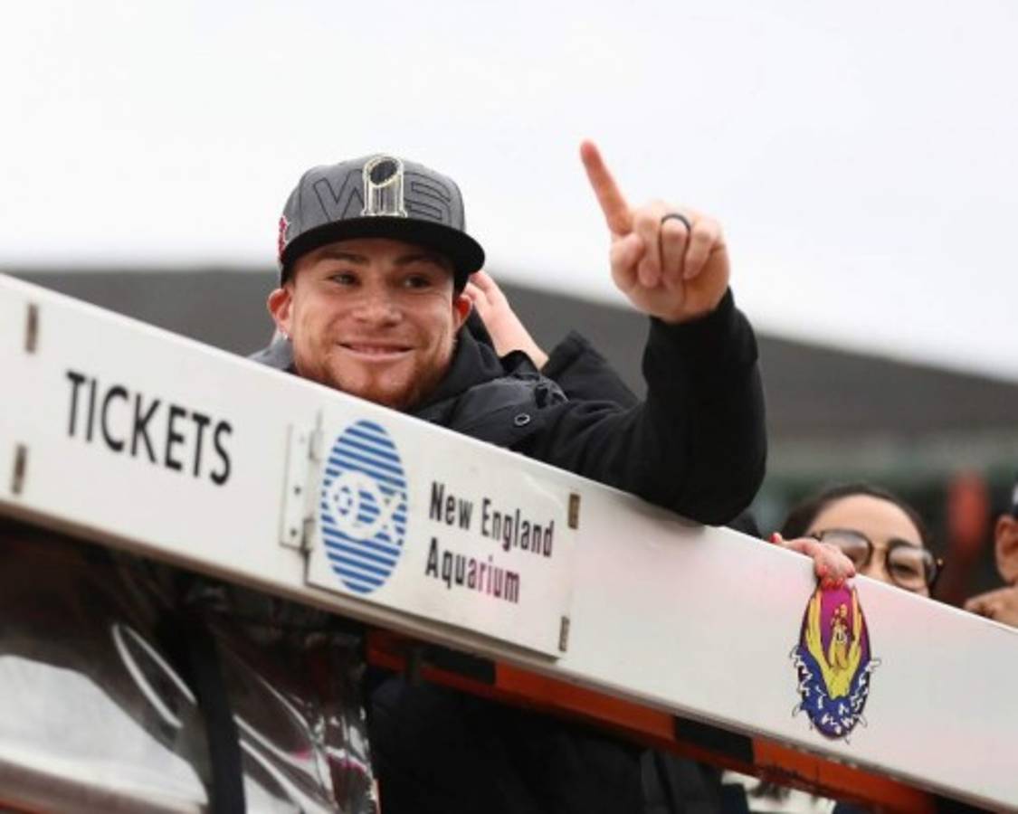 Aficionados de los Red Sox abarrotan calles de Bostón para celebrar la Serie Mundial