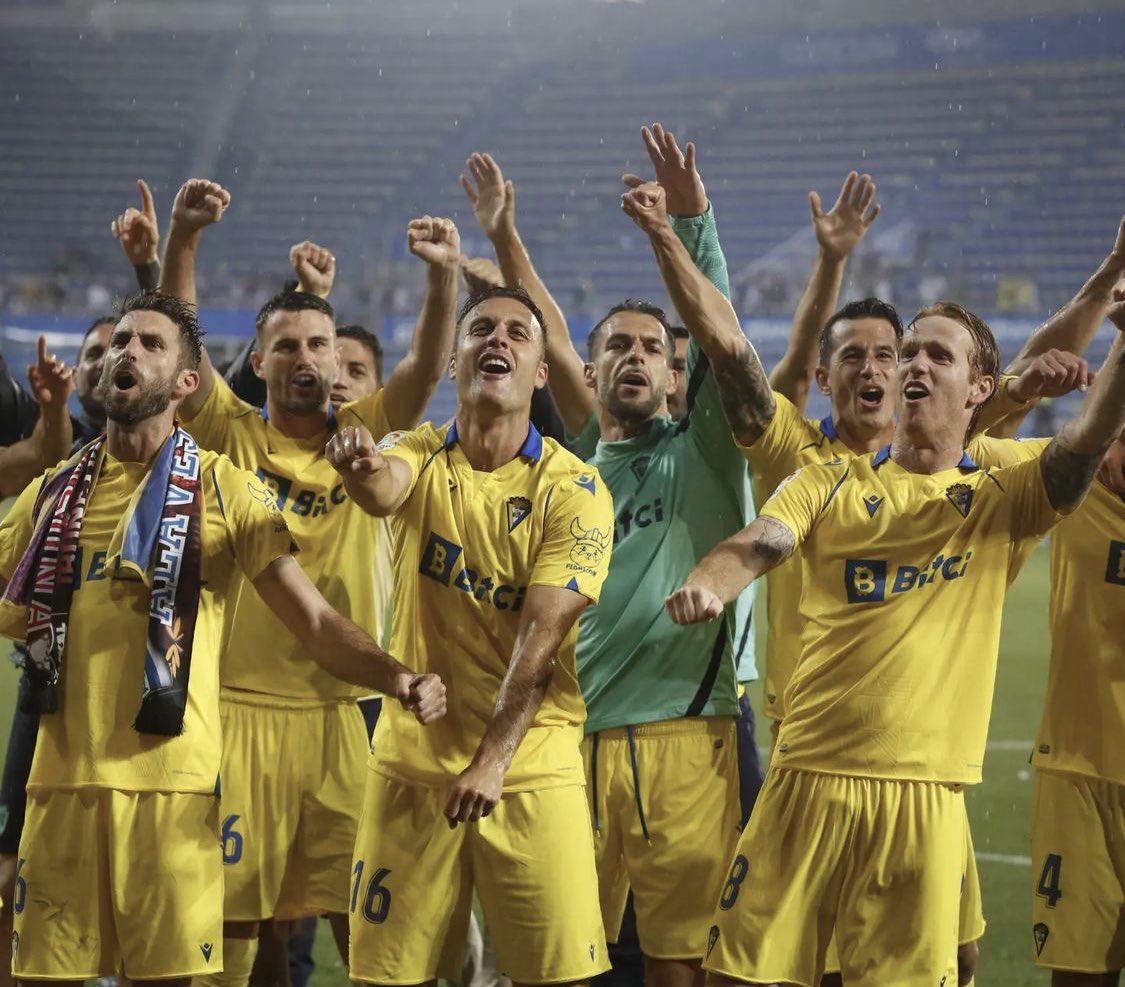 Choco Lozano como todo un ídolo: Así fue la “loca” celebración de los jugadores del Cádiz con su afición
